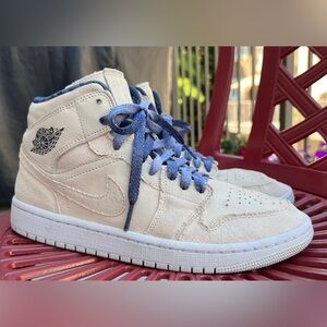 Nike Air Jordan 1 Mid SE Women’s DM9126-104 Sand Drift; Excellent Condition